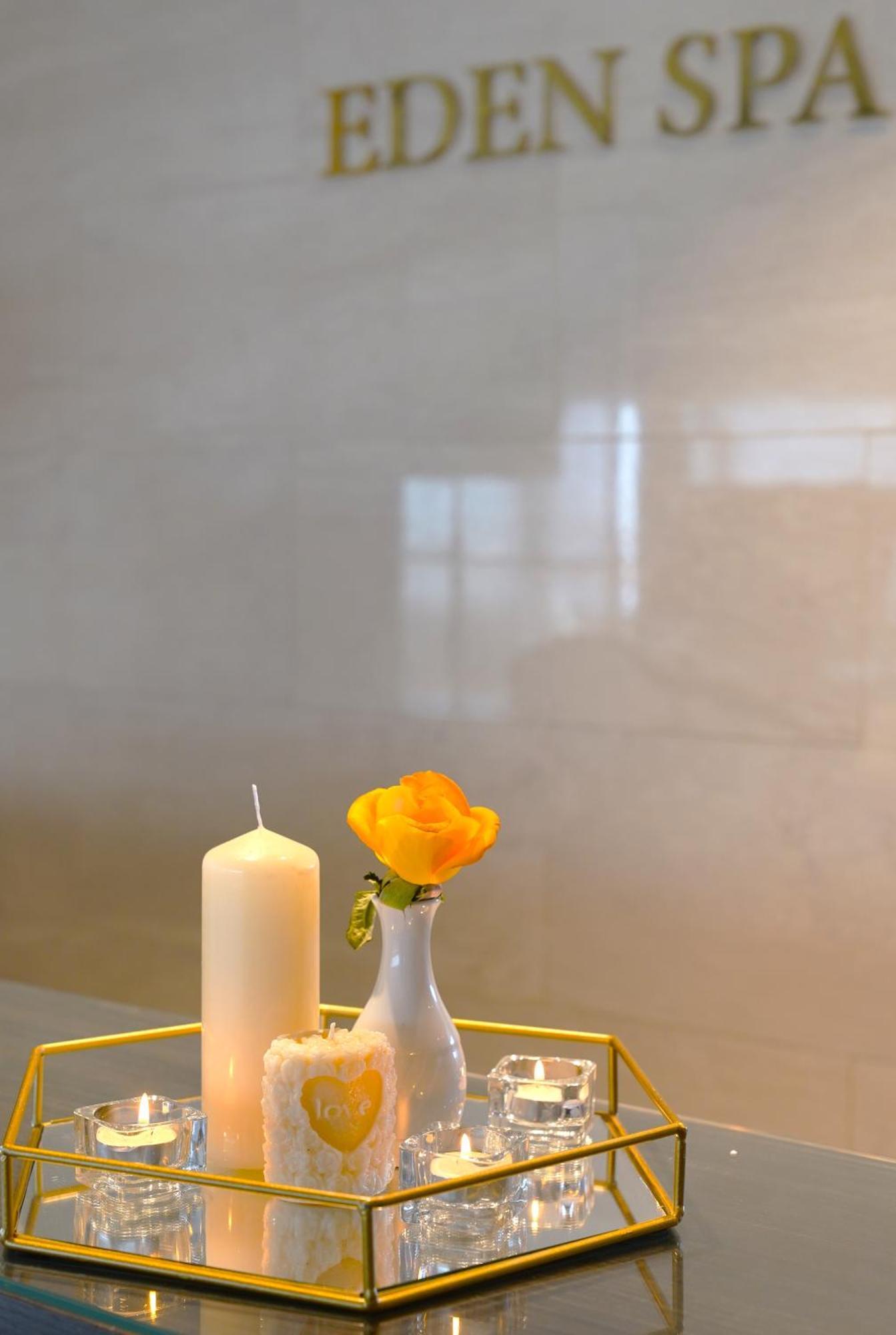 فنادق موفنبيك سفاكس صفاقس‎ المظهر الخارجي الصورة Candle and rose at the memorial service for victims of the 2011 Christchurch earthquake