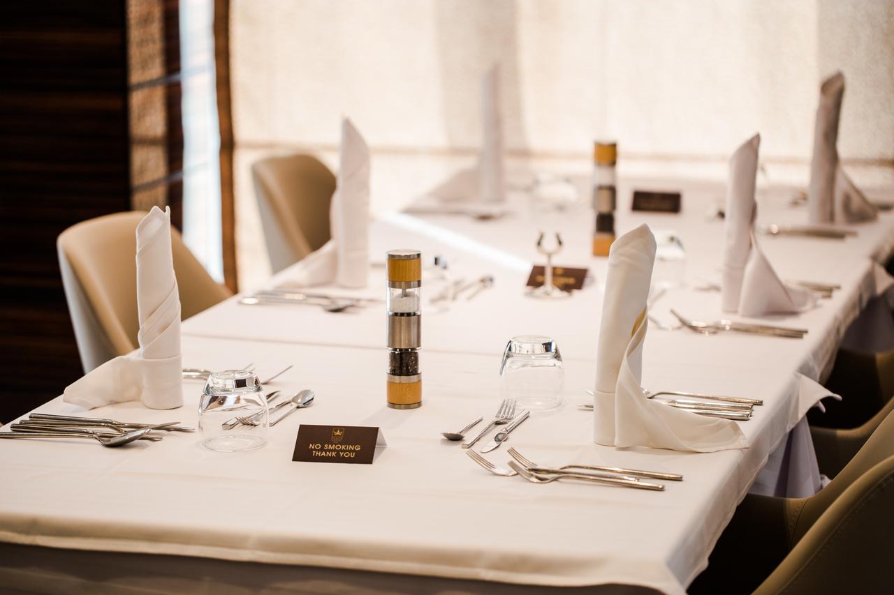 فنادق موفنبيك سفاكس صفاقس‎ المظهر الخارجي الصورة A table set for a formal meal