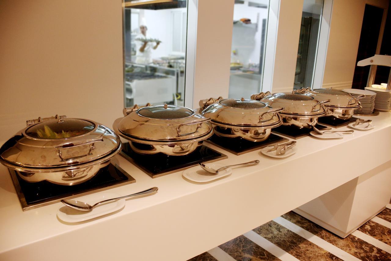 فنادق موفنبيك سفاكس صفاقس‎ المظهر الخارجي الصورة A row of chafing dishes