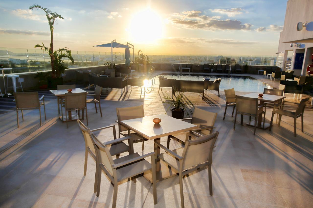 فنادق موفنبيك سفاكس صفاقس‎ المظهر الخارجي الصورة Rooftop pool at the hotel