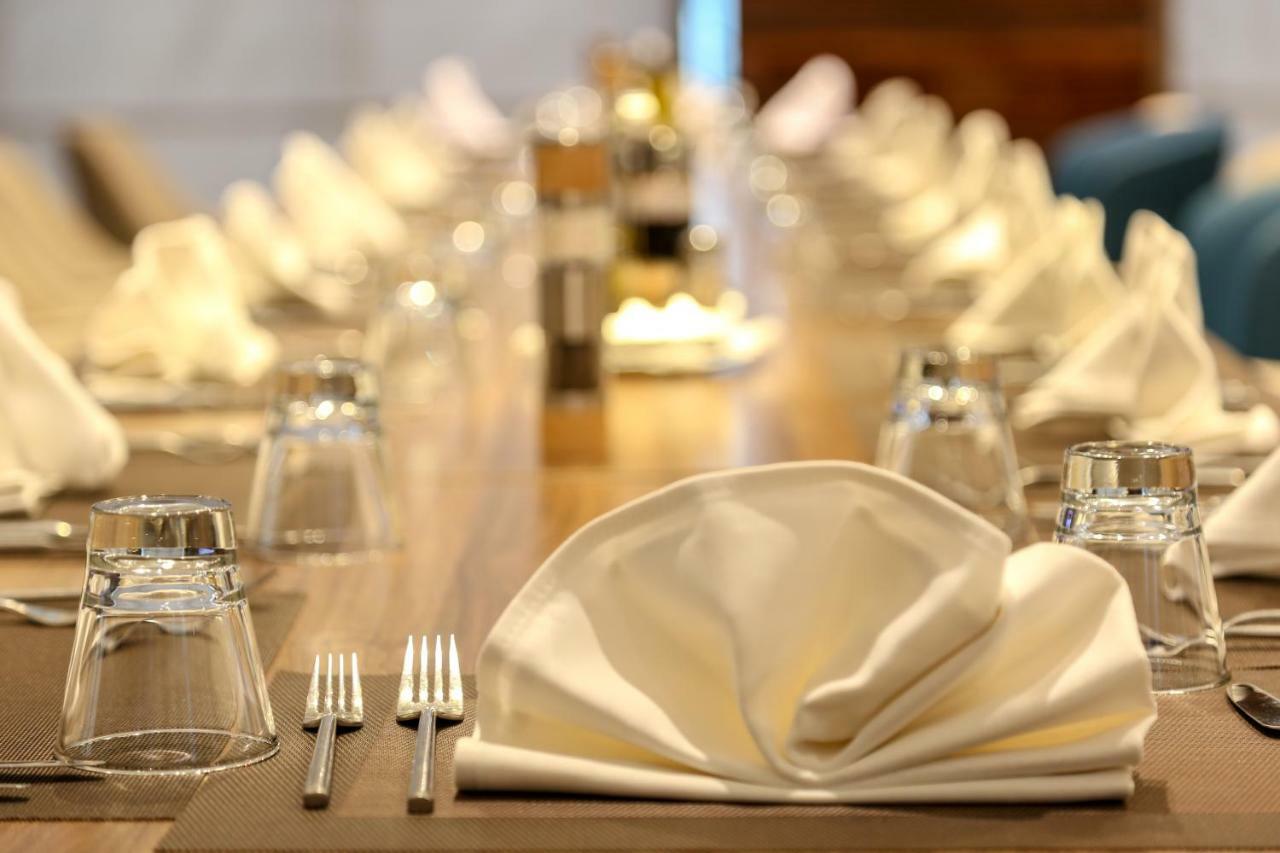 فنادق موفنبيك سفاكس صفاقس‎ المظهر الخارجي الصورة A table set for fine dining